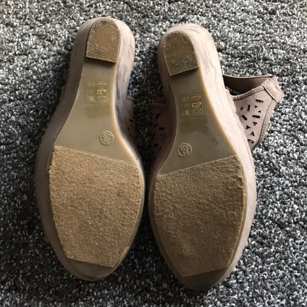 Chinese Laundry Suede Wedges - Picture 4 of 5